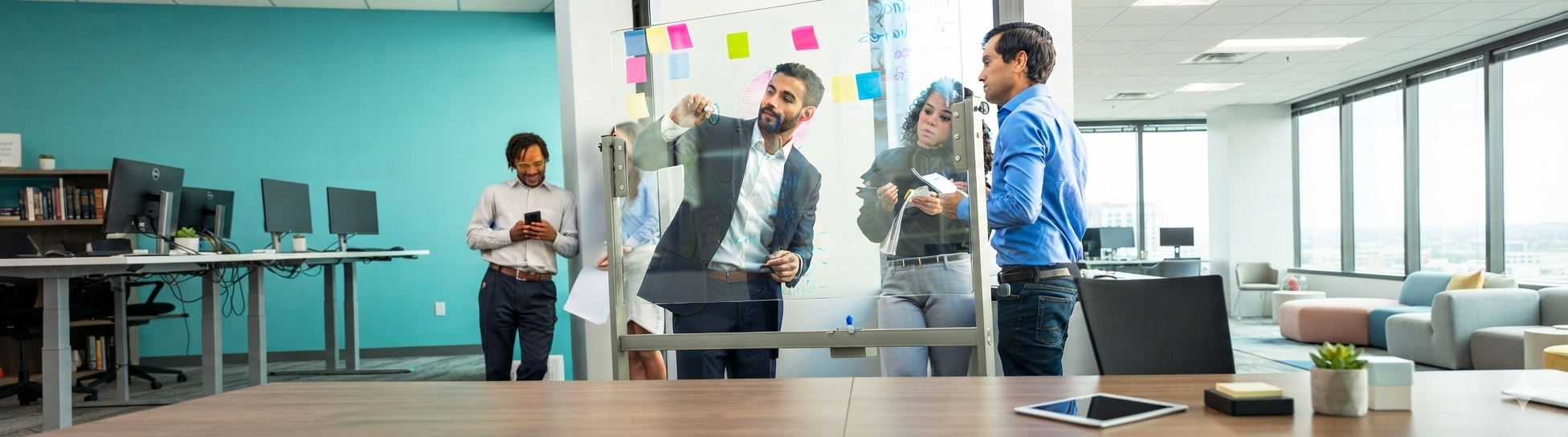 Consultores de talento trabajando una estrategia frente a un tablero